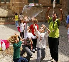 Malabares en Barcelona haciendo una Burbuja gigante