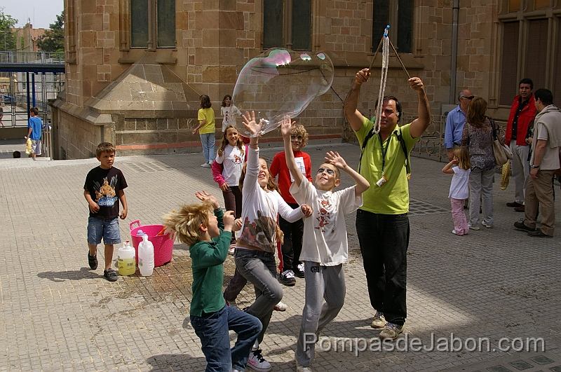 IMGP9188.JPG -  “Es muy divertido hacerlas,  perseguirlas y reventarlas sobre todo las que no has hecho tú.”  Mi hijo Pablo 