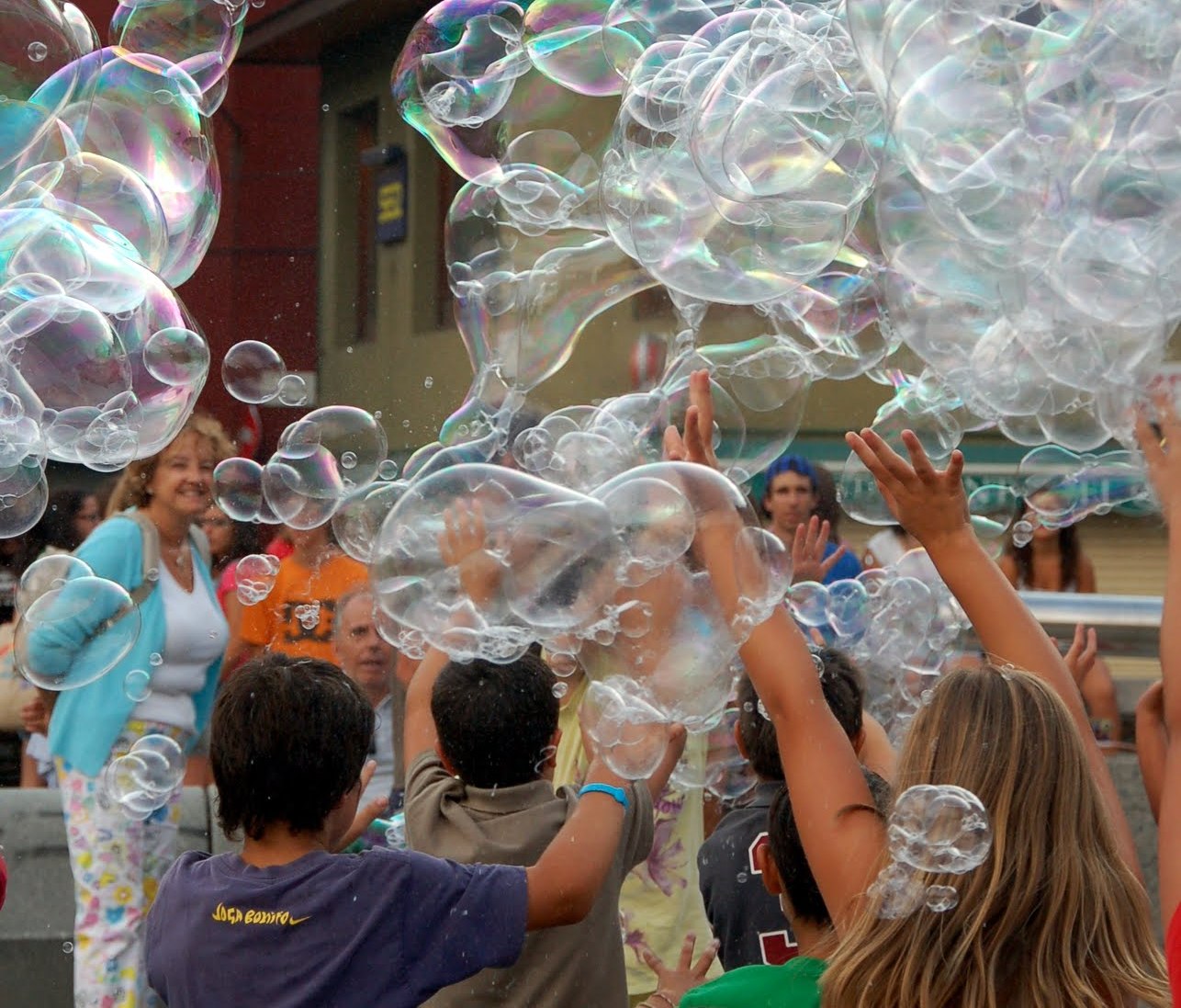 pompasdejabon-04.jpg - Descubrir el arte de hacer pompas de jabón.En estas paginas pretendemos aportar elementos para descubrir que se puede hacer mirando y experimentando con las pompas de jabón