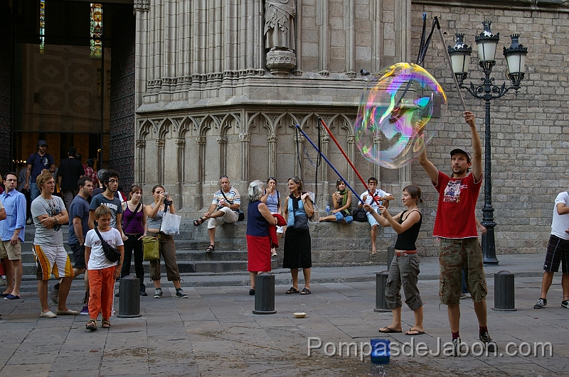 pompasdejabon-07.jpg - Batallas urbanas de pompas de jabón:Según los organizadores estas batallas -que utilizan como únicas armas a cualquier cosa que pueda producir burbujas, desde un aro hecho con alambre a pistolas de - se realizan como una celebración inofensiva, un festejo urbano y una expansión del espacio público.