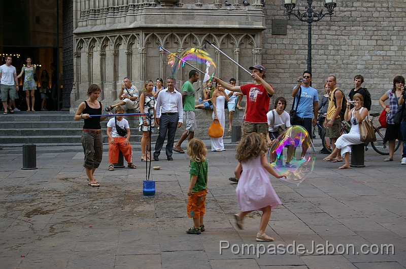 pompasdejabon-12.jpg - Este sitio informa ampliamente  los principios físicos que permiten la producción de pompas de jabón, y las aplicaciones de la tensión superficial de los líquidos. Quien no ha visto alguna vez una exhibición donde alguien sorprende a grandes y chicos haciendo enormes pompas de jabón. Algunos hacen "esculturas" y las llenan con humo para que se vean mejor, hasta pueden envuelven a una persona en una burbuja de jabón.  Por supuesto que usan  una formula especial para que las pompas resulten tan grandes y duren tanto tiempo. 