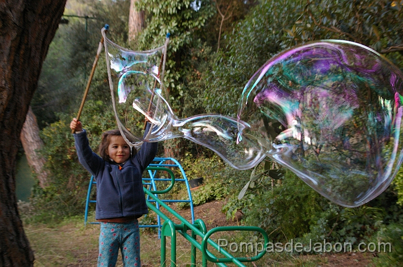 Giulia haciendo magia en Cabrera con Pompas de jabon gigantes en una fiesta infantiles sin payasos. Organizamos Fiestas municipales, congresos, pakcs escolares, bodas, fiestas particulares, todo tipo de celebraciones y eventos, promociones...  