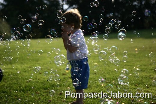 Martina soplando con el aro de Piero