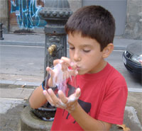 Miguel mejora sus pompas de jabon artesanas